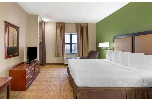 Foto van ADA Queensize bed, RI Douche, Nsmk|Keuken|Studio 6 Chicago - BedRoom