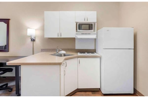 Foto van ADA Queensize bed, RI Douche, Nsmk|Keuken|Studio 6 Chicago - Kitchen