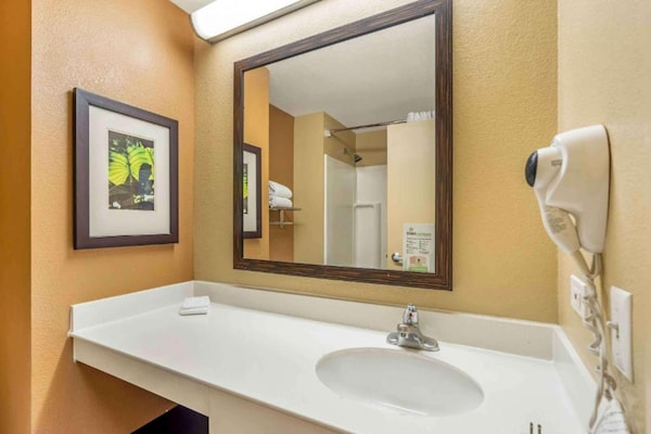 Foto van Studio 6 Vernon Hills | Relax Queen Bed, Nsmk | Keuken - BathRoom