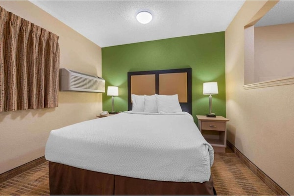 Foto van 1 Kingsize Bed | Toegankelijk Voor Gehoor, Keuken - Vakantiehuis in South Bend IN - BedRoom