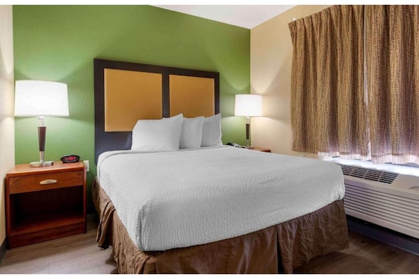 Foto van 1 Kingsize Bed | Toegankelijk Voor Gehoor, Keuken - Vakantiehuis in South Bend IN - BedRoom