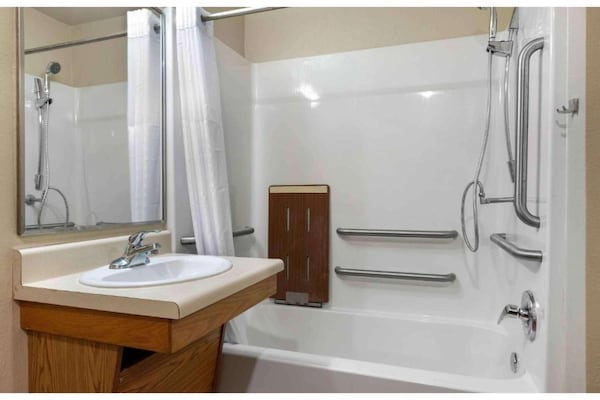 Foto van 1 Tweepersoonsbed | Ada/bad/niet-roken/keuken - Vakantiehuis in Shreveport LA - BathRoom