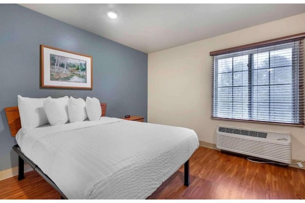 Foto van 1 Tweepersoonsbed | Ada/bad/niet-roken/keuken - Vakantiehuis in Shreveport LA - BedRoom