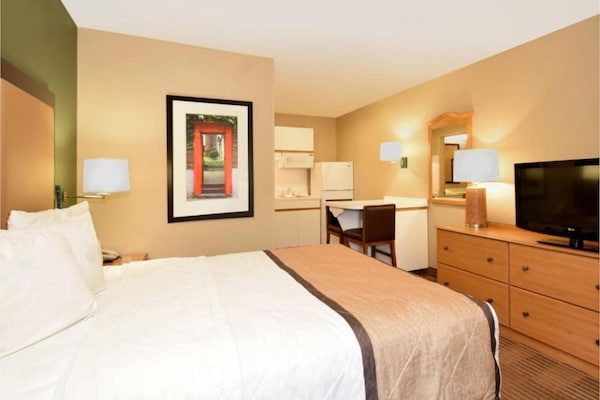 Foto van 1 queen bed | ADA/RI douche, niet-roken, keuken - Vakantiehuis in Baltimore MD - BedRoom
