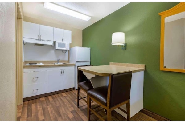 Foto van 1 queen bed | ADA/RI douche, niet-roken, keuken - Vakantiehuis in Baltimore MD - Kitchen