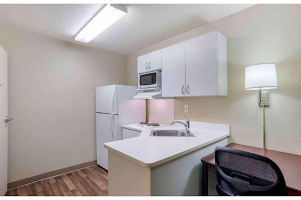 Foto van 1 queen bed | ADA/RI douche, niet-roken, keuken - Vakantiehuis in Baltimore MD - Kitchen