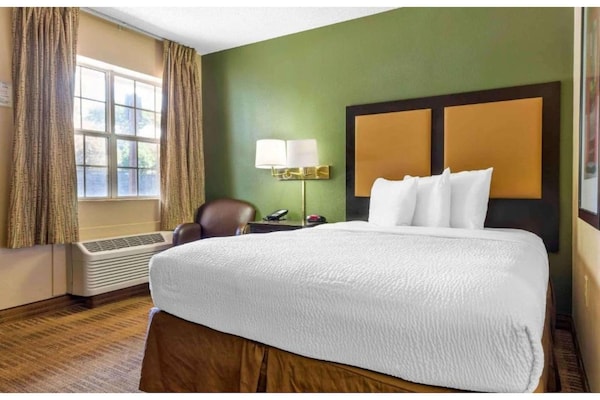 Foto van 1 queen bed | ADA/RI douche, niet-roken, keuken - Vakantiehuis in Baltimore MD - BedRoom