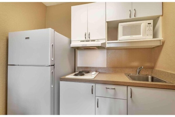 Foto van 1 queen bed | ADA/RI douche, niet-roken, keuken - Vakantiehuis in Baltimore MD - Kitchen