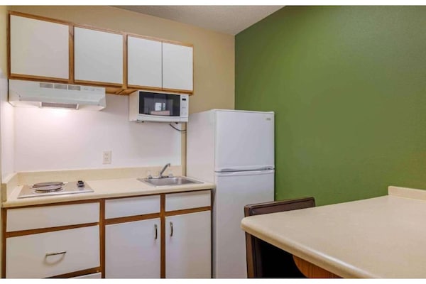 Foto van 1 queen bed | ADA/RI douche, niet-roken, keuken - Vakantiehuis in Baltimore MD - Kitchen