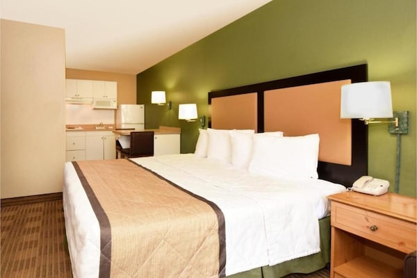 Foto van 1 queen bed | ADA/RI douche, niet-roken, keuken - Vakantiehuis in Baltimore MD - BedRoom