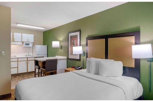 Foto van 1 queen bed | ADA/RI douche, niet-roken, keuken - Vakantiehuis in Baltimore MD - BedRoom