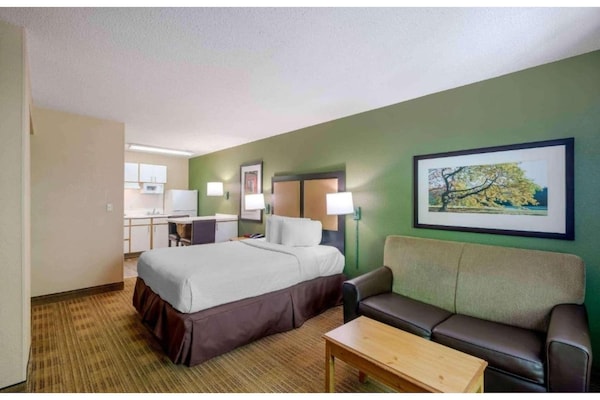 Foto van 1 queen bed | ADA/RI douche, niet-roken, keuken - Vakantiehuis in Baltimore MD - BedRoom