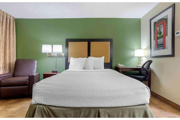 Foto van 1 queen bed | ADA/RI douche, niet-roken, keuken - Vakantiehuis in Baltimore MD - BedRoom