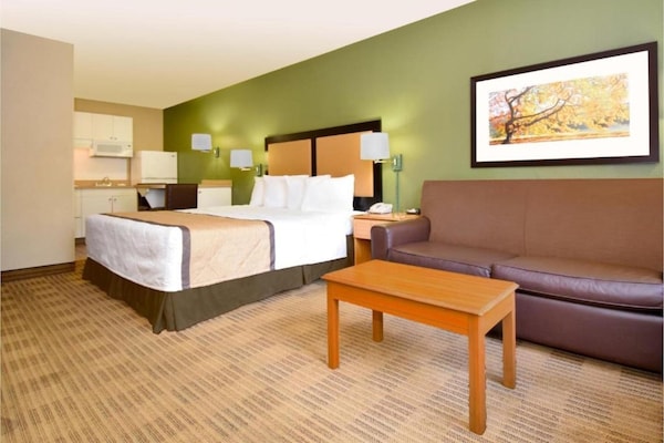 Foto van 1 queen bed | ADA/RI douche, niet-roken, keuken - Vakantiehuis in Baltimore MD - BedRoom