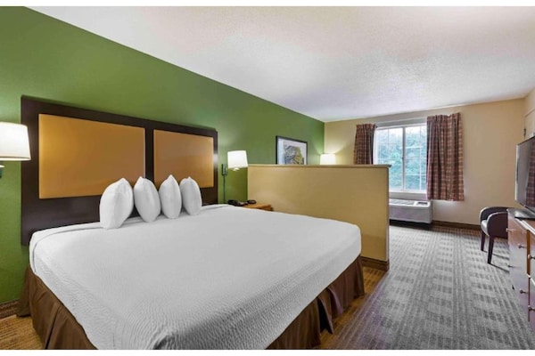 Foto van 1 queen bed | ADA/RI douche, niet-roken, keuken - Vakantiehuis in Baltimore MD - BedRoom