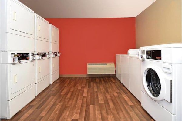 Foto van 1 queen bed | ADA/RI douche, niet-roken, keuken - Vakantiehuis in Baltimore MD - Facilities