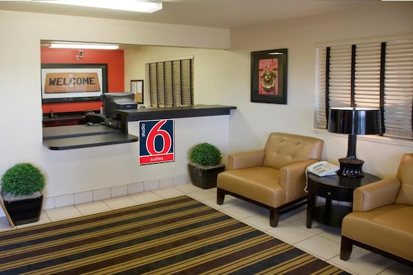 Foto van 1 queen bed | ADA/RI douche, niet-roken, keuken - Vakantiehuis in Baltimore MD - FloorPlan