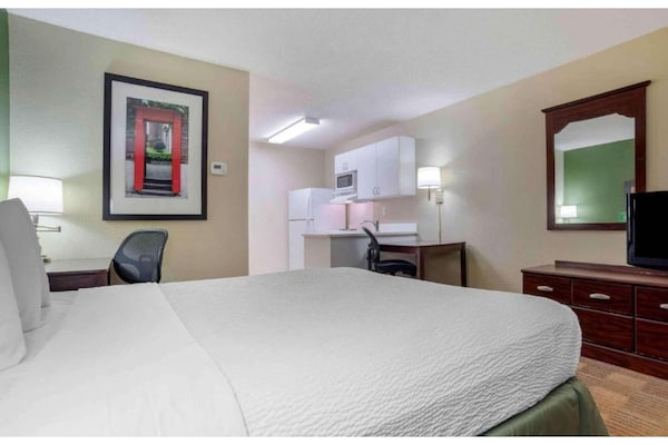 Foto van 1 queen bed | ADA/RI douche, niet-roken, keuken - Vakantiehuis in Baltimore MD - BedRoom