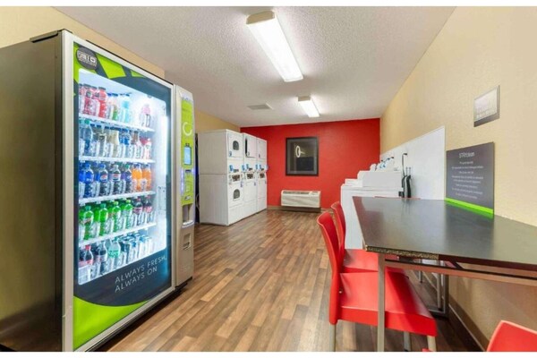 Foto van 1 Kingsize Bed | Suite, Nsmk, Keuken, Slaapbank - Vakantiehuis in Minneapolis MN - Facilities