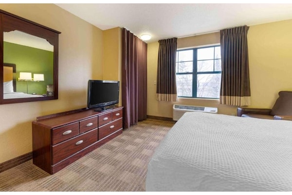 Foto van 1 Kingsize Bed | Suite, Nsmk, Keuken, Slaapbank - Vakantiehuis in Minneapolis MN - BedRoom