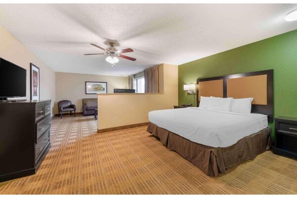 Foto van 1 Kingsize Bed | Suite, Nsmk, Keuken, Slaapbank - Vakantiehuis in Minneapolis MN - BedRoom