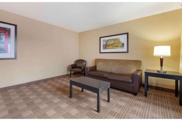 Foto van 1 Kingsize Bed | Suite, Nsmk, Keuken, Slaapbank - Vakantiehuis in Minneapolis MN - Facilities