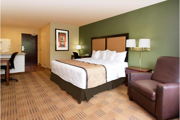 Foto van 1 Queensize Bed | Niet-roken, Keuken - Vakantiehuis in Minneapolis MN - BedRoom
