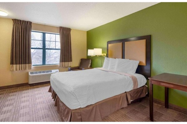 Foto van 1 Queensize Bed | Niet-roken, Keuken - Vakantiehuis in Minneapolis MN - BedRoom