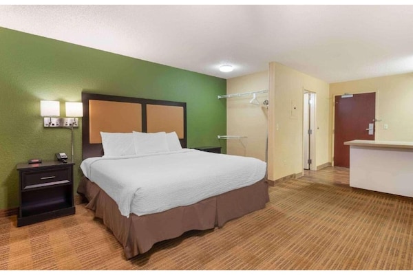 Foto van 1 Queensize Bed | Niet-roken, Keuken - Vakantiehuis in Minneapolis MN - BedRoom