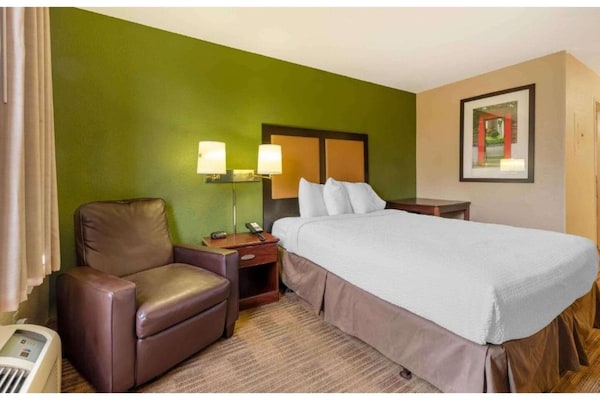 Foto van 1 Queensize Bed | Niet-roken, Keuken - Vakantiehuis in Minneapolis MN - BedRoom