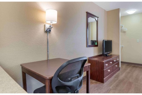 Foto van 1 Queensize Bed | Niet-roken, Keuken - Vakantiehuis in Minneapolis MN - Facilities