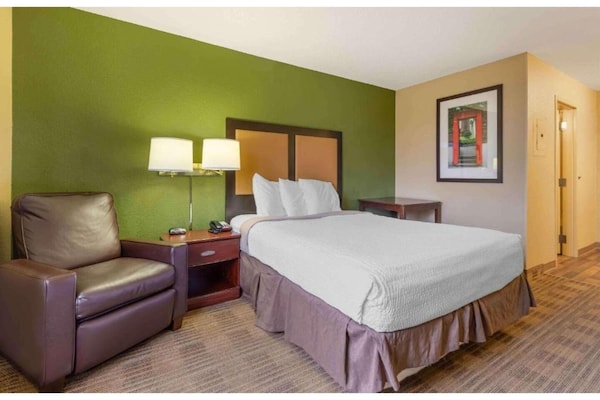 Foto van 1 Queensize Bed | Niet-roken, Keuken - Vakantiehuis in Minneapolis MN - BedRoom