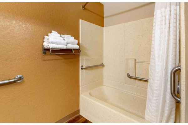 Foto van 1 Queensize Bed | Niet-roken, Keuken - Vakantiehuis in Minneapolis MN - BathRoom