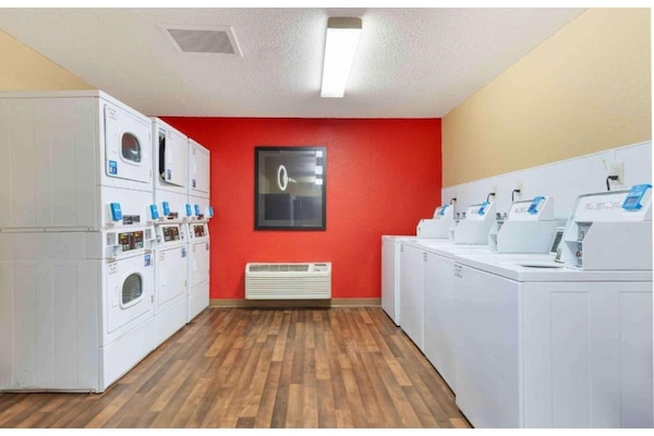 Foto van 1 Queensize Bed | Niet-roken, Keuken - Vakantiehuis in Minneapolis MN - Facilities