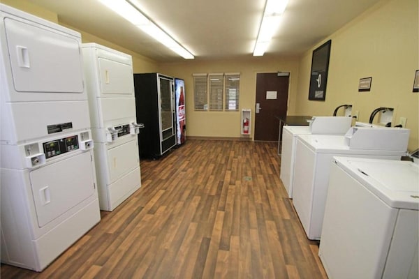 Foto van Studio 6 Buffalo | Gezellige kamer met 2 tweepersoonsbedden, NSMK | Keuken - Facilities