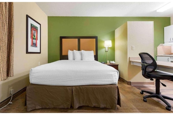 Foto van 1 Kingsize Bed | Mob Acc Ri Shwr Ste Nsmk Ktchn - Vakantiehuis in Rochester NY - BedRoom