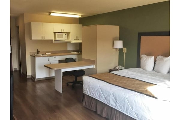 Foto van 1 Kingsize Bed | Mob Acc Ri Shwr Ste Nsmk Ktchn - Vakantiehuis in Rochester NY - BedRoom