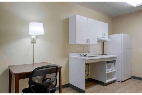 Foto van 1 Kingsize Bed | Mob Acc Ri Shwr Ste Nsmk Ktchn - Vakantiehuis in Rochester NY - Kitchen