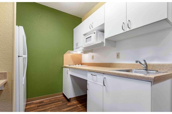 Foto van 1 Kingsize Bed | Mob Acc Ri Shwr Ste Nsmk Ktchn - Vakantiehuis in Rochester NY - Kitchen