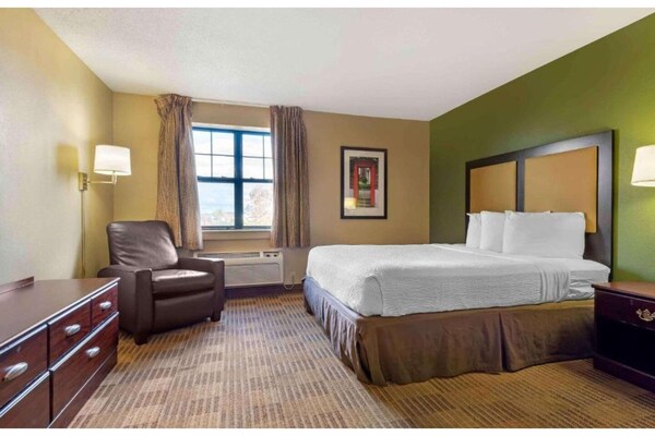 Foto van 1 queen bed | ADA/RI douche, niet-roken, keuken - Vakantiehuis in Rochester NY - BedRoom