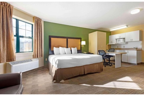Foto van 1 queen bed | ADA/RI douche, niet-roken, keuken - Vakantiehuis in Rochester NY - BedRoom