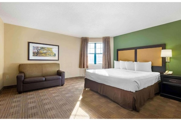 Foto van 1 queen bed | ADA/RI douche, niet-roken, keuken - Vakantiehuis in Rochester NY - BedRoom