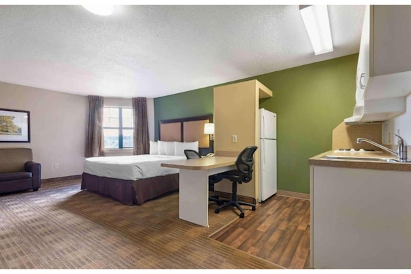 Foto van 1 queen bed | ADA/RI douche, niet-roken, keuken - Vakantiehuis in Rochester NY - BedRoom