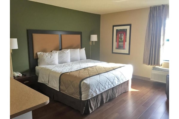 Foto van 1 queen bed | ADA/RI douche, niet-roken, keuken - Vakantiehuis in Rochester NY - BedRoom
