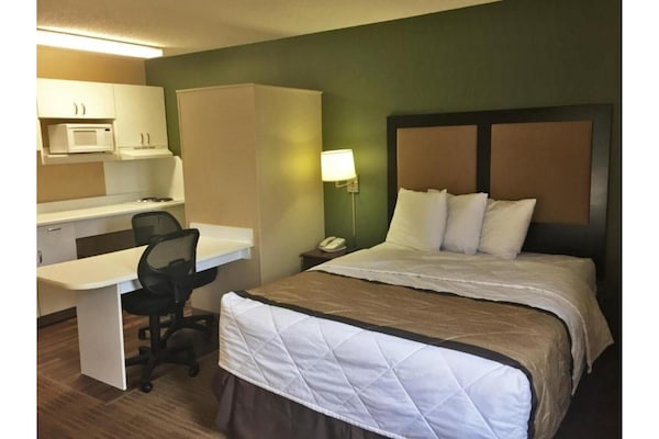 Foto van 1 queen bed | ADA/RI douche, niet-roken, keuken - Vakantiehuis in Rochester NY - BedRoom