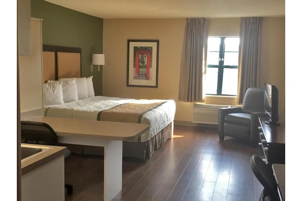 Foto van 1 queen bed | ADA/RI douche, niet-roken, keuken - Vakantiehuis in Rochester NY - BedRoom