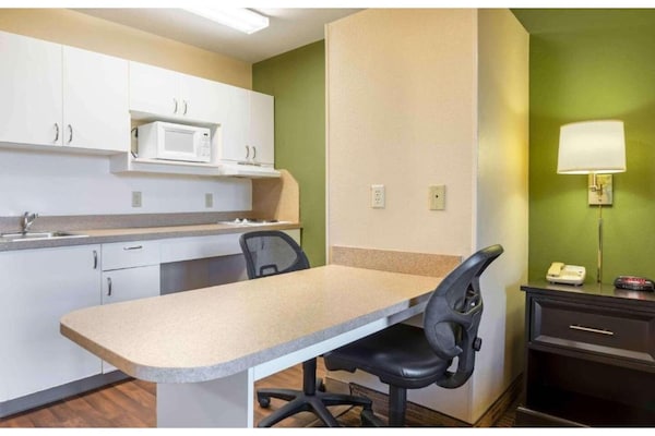 Foto van 1 queen bed | ADA/RI douche, niet-roken, keuken - Vakantiehuis in Rochester NY - Facilities