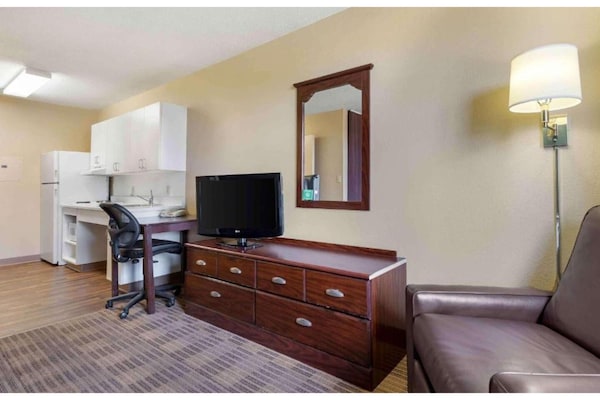 Foto van 1 queen bed | ADA/RI douche, niet-roken, keuken - Vakantiehuis in Rochester NY - Facilities
