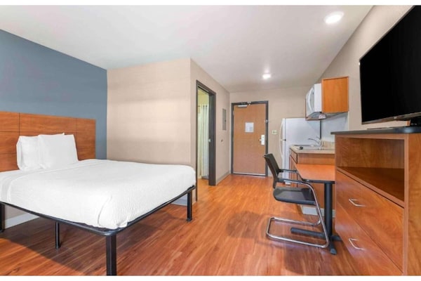 Foto van Relax Full Bed, Nsmk| Kitchen|Studio 6 Sharonville - BedRoom