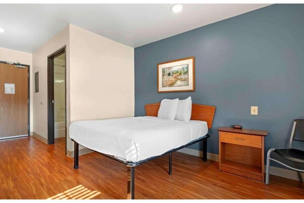 Foto van Relax Full Bed, Nsmk| Kitchen|Studio 6 Sharonville - BedRoom